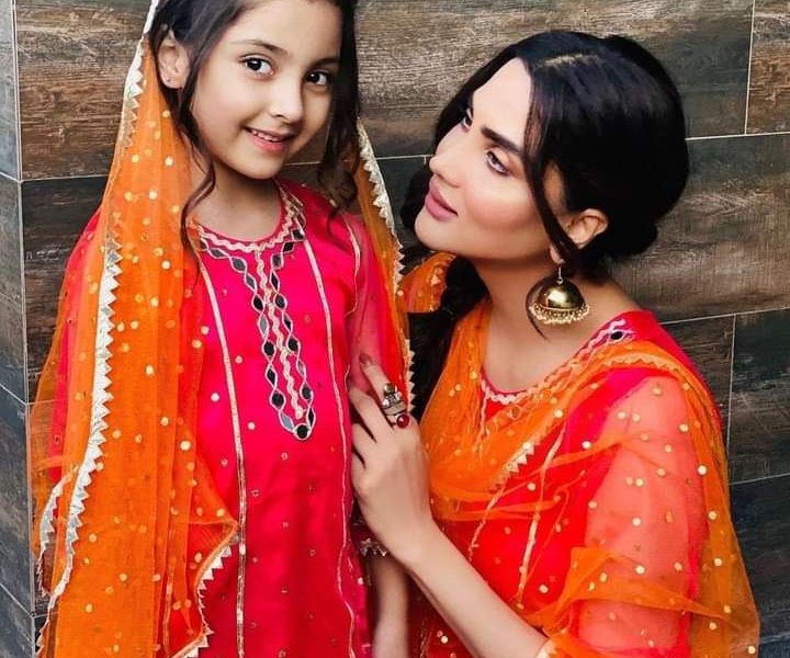 Showbiz Celebrities Lavish Pictures with their Adorable Daughters